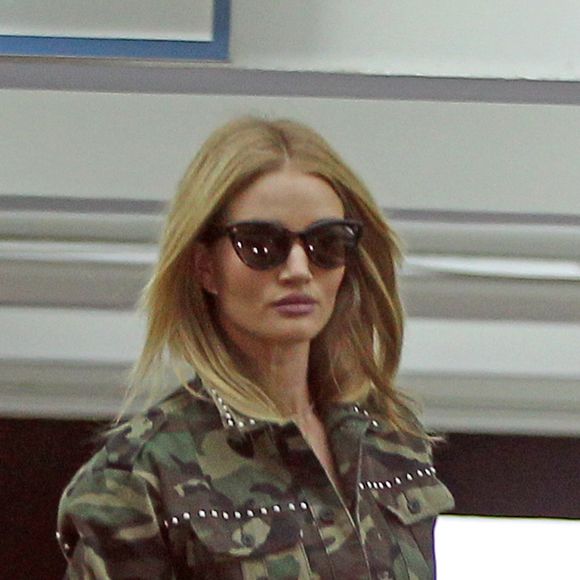 Exclusif - Rosie Huntington se promène à Los Angeles, le 02 février 2017.