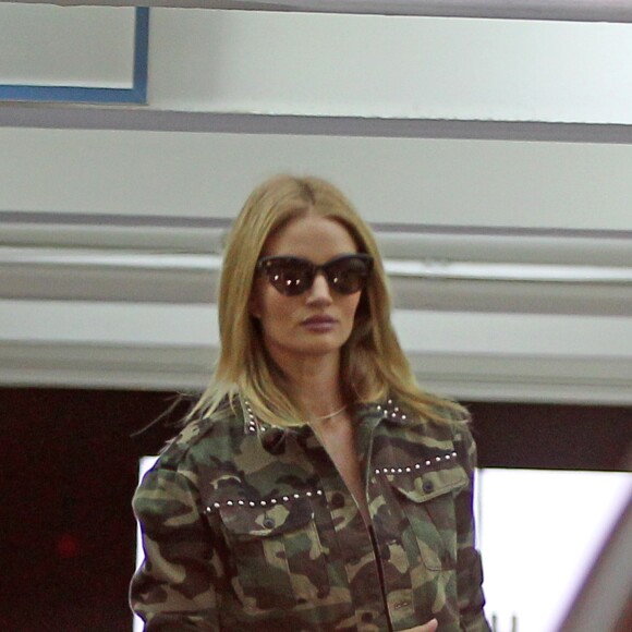 Exclusif - Rosie Huntington se promène à Los Angeles, le 02 février 2017.