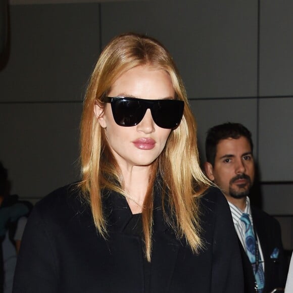 Rosie Huntington-Whiteley arrive à l'aéroport de LAX à Los Angeles, le 3 novembre 2016