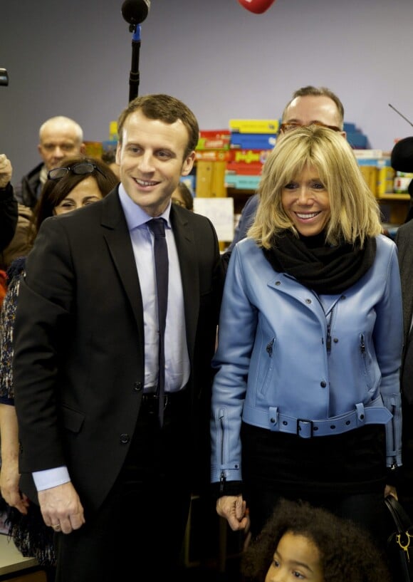 Emmanuel Macron, accompagné de sa femme Brigitte (Trogneux), a visité à l'école maternelle Dombrowski à Lille, à l'occasion de son déplacement durant deux jours dans les Hauts-de-France. Le 14 janvier 2017 © Dominique Jacovides / Bestimage