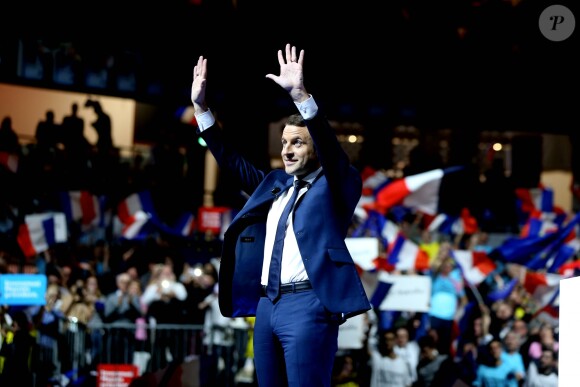 Emmanuel Macron intervient pendant un meeting réunissant les "marcheurs parisiens" du mouvement "En Marche!" au théâtre Bobino à Paris, France, le 6 février 2017. © Stéphane Lemouton/Bestimage