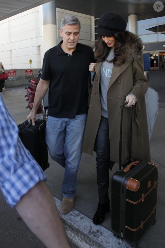 George Clooney et sa femme Amal, enceinte, arrivent à l'aéroport de Los Angeles (LAX), le 27 Janvier 2017.