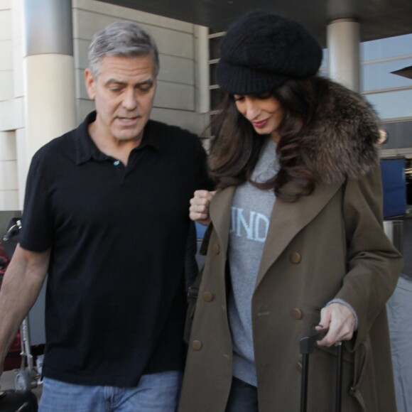 George Clooney et sa femme Amal, enceinte, arrivent à l'aéroport de Los Angeles (LAX), le 27 Janvier 2017.