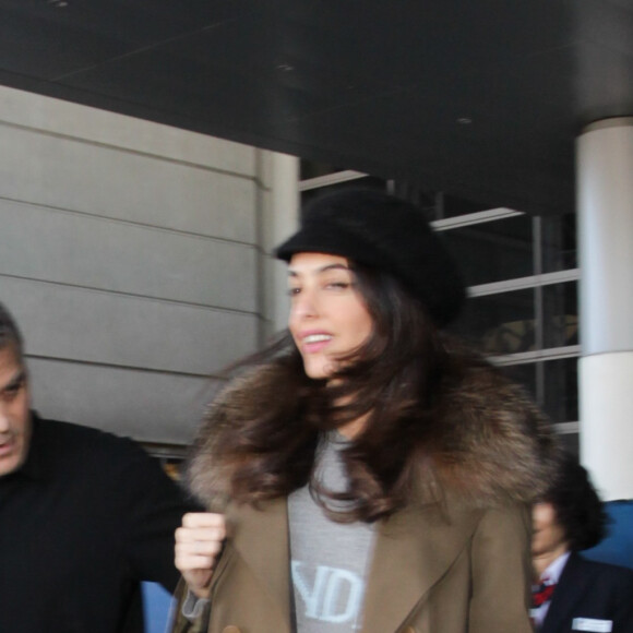 George Clooney et sa femme Amal, enceinte, arrivent à l'aéroport de Los Angeles (LAX), le 27 Janvier 2017.