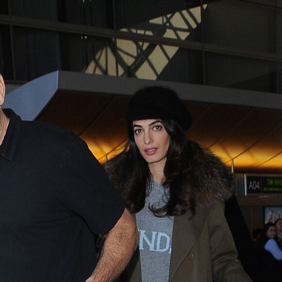 George Clooney et sa femme Amal, enceinte, arrivent à l'aéroport de Los Angeles (LAX), le 27 Janvier 2017.