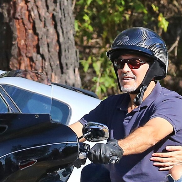 Exclusif - George Clooney se balade en moto Harley-Davidson avec sa femme Amal Clooney le long de Mulholland highway à Los Angeles, le 19 août 2016