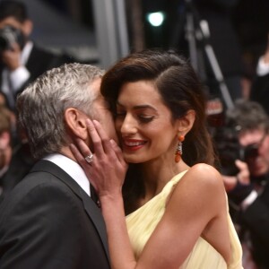 George Clooney et sa femme Amal Clooney (bijoux Cartier) - Descente des marches du film "Money Monster" lors du 69ème Festival International du Film de Cannes. Le 12 mai 2016.