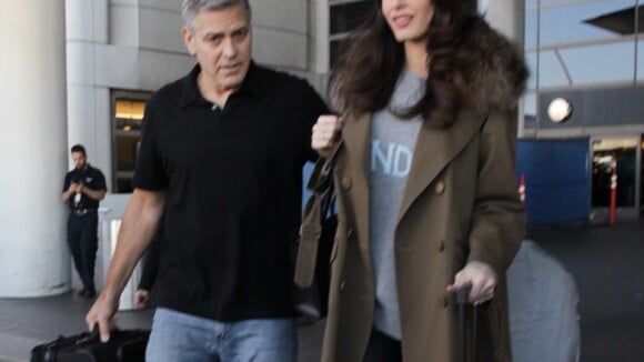 Amal et George Clooney arrivant à l'aéroport de Los Angeles le 27 janvier 2017