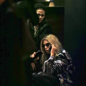 Kristen Stewart et sa compagne Stella Maxwell se câlinent dans l'entrée de l’hôtel où le défilé de mode Tommy Hilfiger à lieu à Venice à Los Angeles, le 8 février 2017