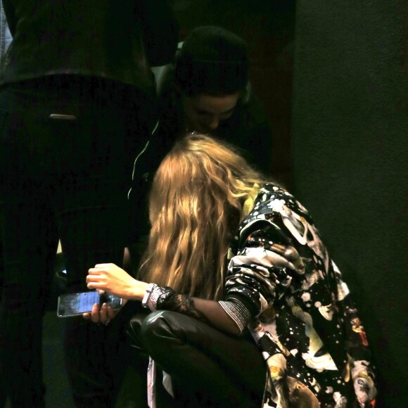 Kristen Stewart et sa compagne Stella Maxwell se câlinent dans l'entrée de l’hôtel où le défilé de mode Tommy Hilfiger à lieu à Venice à Los Angeles, le 8 février 2017