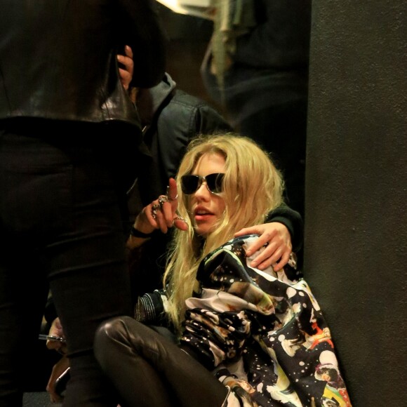 Kristen Stewart et sa compagne Stella Maxwell se câlinent dans l'entrée de l’hôtel où le défilé de mode Tommy Hilfiger à lieu à Venice à Los Angeles, le 8 février 2017