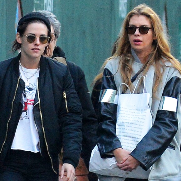Exclusif - Kristen Stewart se balade avec sa petite amie Stella Maxwell dans le quartier de Soho à New York, le 6 février 2017 