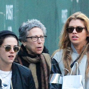 Exclusif - Kristen Stewart se balade avec sa petite amie Stella Maxwell dans le quartier de Soho à New York, le 6 février 2017 