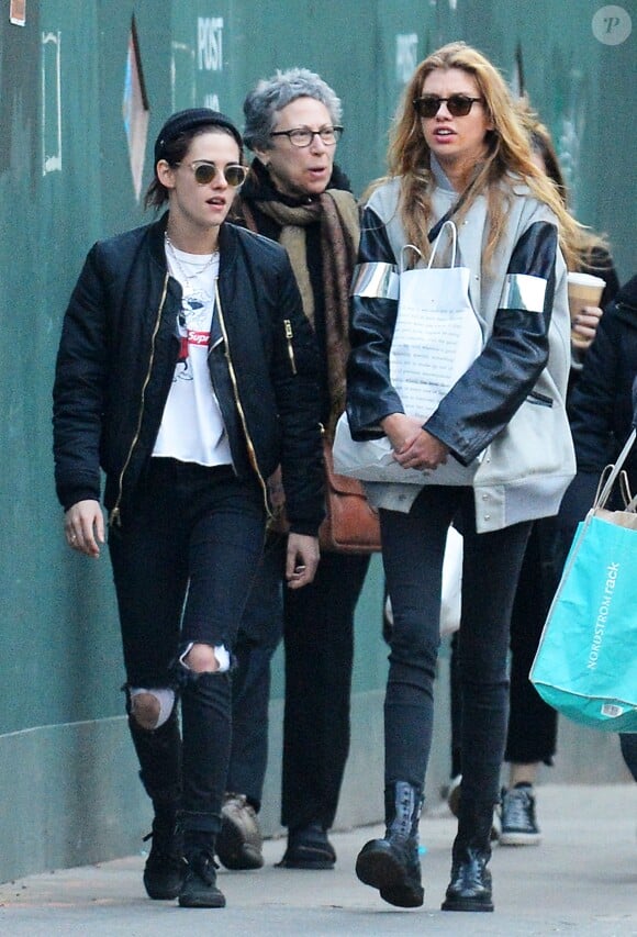 Exclusif - Kristen Stewart se balade avec sa petite amie Stella Maxwell dans le quartier de Soho à New York, le 6 février 2017 
