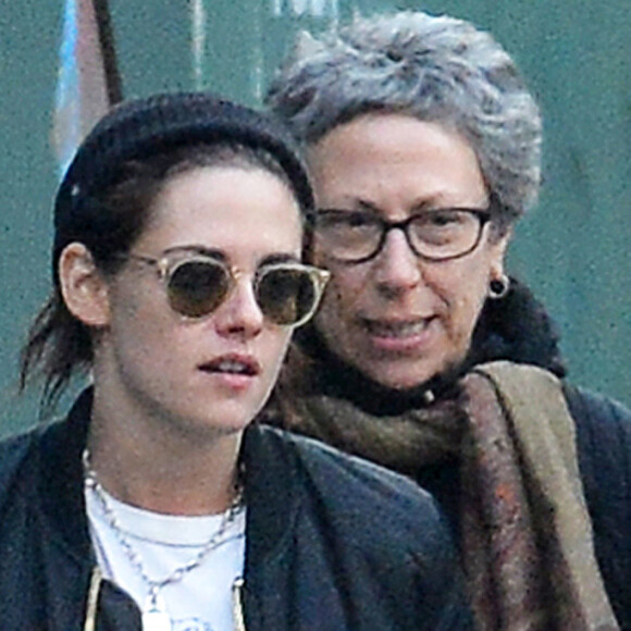 Exclusif - Kristen Stewart se balade avec sa petite amie Stella Maxwell dans le quartier de Soho à New York, le 6 février 2017 