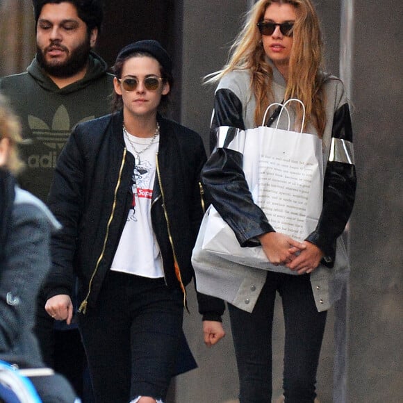 Exclusif - Kristen Stewart se balade avec sa petite amie Stella Maxwell dans le quartier de Soho à New York, le 6 février 2017 