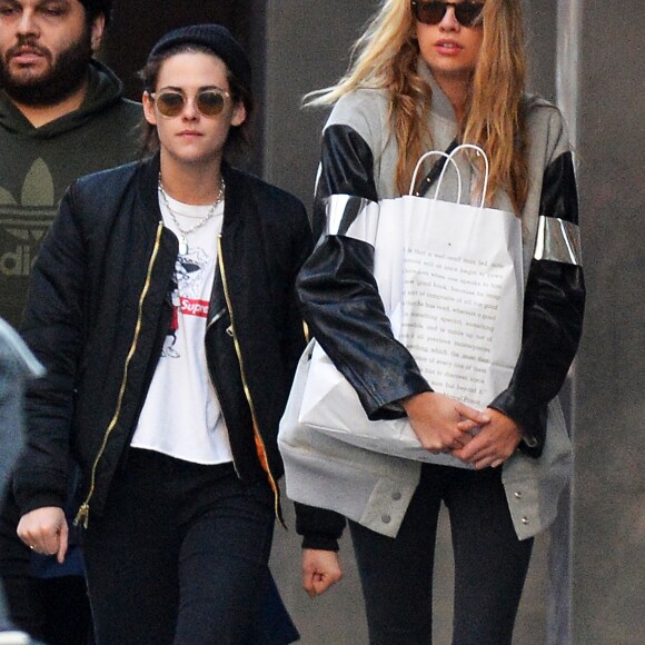 Exclusif - Kristen Stewart se balade avec sa petite amie Stella Maxwell dans le quartier de Soho à New York, le 6 février 2017 