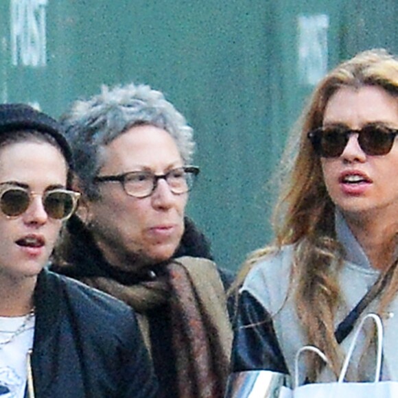 Exclusif - Kristen Stewart se balade avec sa petite amie Stella Maxwell dans le quartier de Soho à New York, le 6 février 2017 