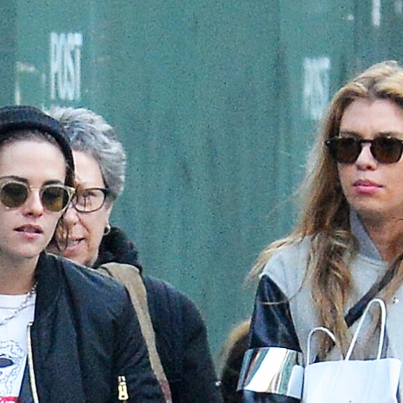 Exclusif - Kristen Stewart se balade avec sa petite amie Stella Maxwell dans le quartier de Soho à New York, le 6 février 2017 
