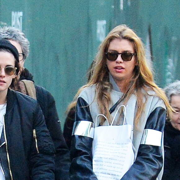 Exclusif - Kristen Stewart se balade avec sa petite amie Stella Maxwell dans le quartier de Soho à New York, le 6 février 2017 
