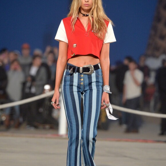 Stella Maxwell défilant pour la marque Tommy Hilfiger à Los Angeles, le 8 février 2017