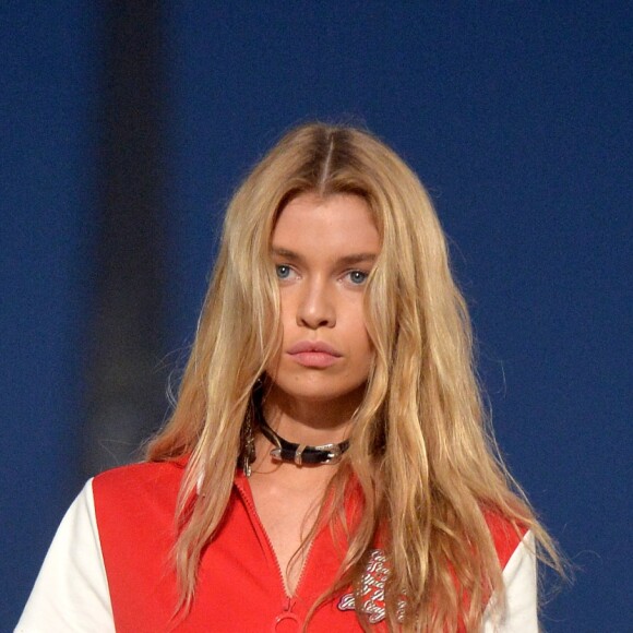 Stella Maxwell défilant pour la marque Tommy Hilfiger à Los Angeles, le 8 février 2017
