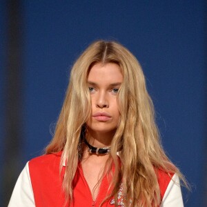 Stella Maxwell défilant pour la marque Tommy Hilfiger à Los Angeles, le 8 février 2017