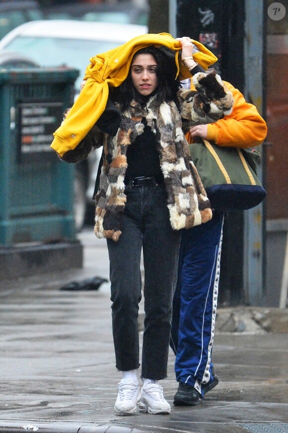 Exclusif - Lourdes Leon sous la pluie à New York City, le 23 janvier 2017