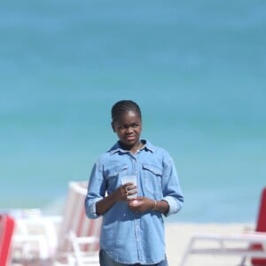 Mercy James - Les enfants de Madonna Mercy James et David Banda jouent au football sur une plage de Miami. David porte le maillot de Lionel Messi du club de Barcelone, Miami le 24 janvier 2016. © CPA/BESTIMAGE