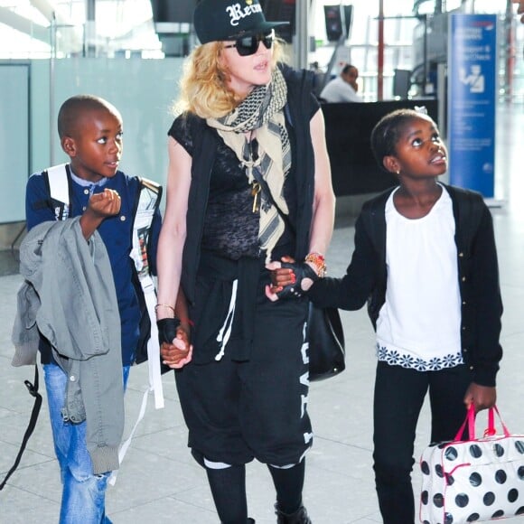 Madonna et ses enfants David et Mercy quittent Londres pour New York le 3 septembre 2013.