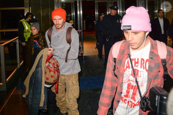 David, Victoria Beckham et leurs enfants Brooklyn, Romeo, Cruz et Harper à l'aéroport JFK. New York, le 12 férvrier 2017.