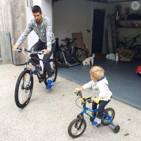 Novak Djokovic et sa femme Jelena, parents d'un petit Stefan né en octobre 2014, ici en plein apprentissage du vélo avec son papa, attendraient leur 2e enfant pour le mois d'août 2017 selon le tabloïd serbe Blic. Photo Instagram 2016.
