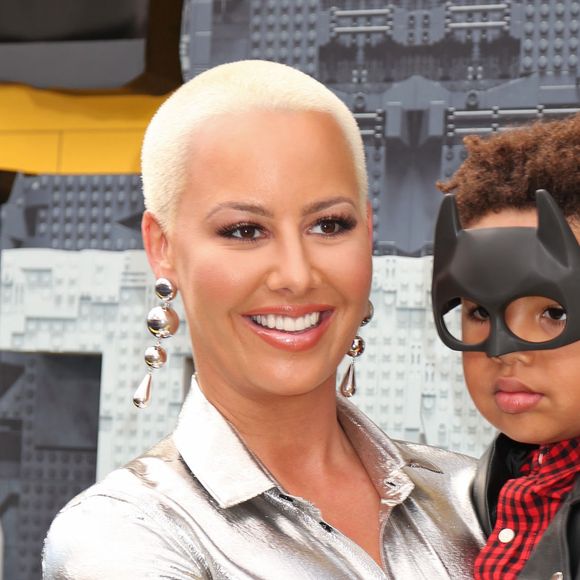 Amber Rose et son fils Sebastian Taylor Thomaz à la première de 'The LEGO Batman Movie' au théâtre Regency Village à Westwood, le 4 février 2017