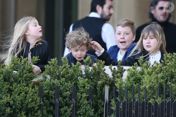 Semi-Exclusif - Tori Spelling, son mari Dean McDermott et leurs enfants Finn, Stella, Hattie et Liam sont allés chez Angelina rue de Rivoli puis se sont rendus au Café de L'homme à Paris, le 19 avril 2016.