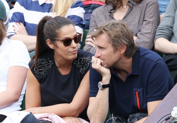 Elisa Tovati et son mari Sébastien Saussez dans les tribunes des Internationaux de France de tennis de Roland Garros à Paris. Le 25 mai 2016. © Dominique Jacovides / Bestimage