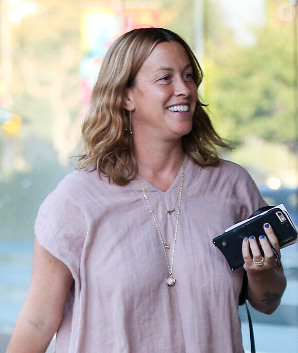 Alanis Morissette va déjeuner avec sa mère Georgia à Brentwood le 12 octobre 2016. © CPA/Bestimage