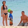 Exclusif - Alanis Morissette, son mari Mario Treadway et leur fils Ever profitent de la plage à Maui. Le 3 mai 2014