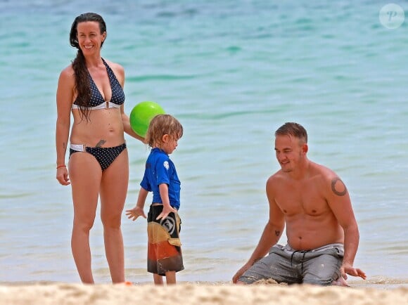 Exclusif - Alanis Morissette, son mari Mario Treadway et leur fils Ever profitent de la plage à Maui. Le 3 mai 2014