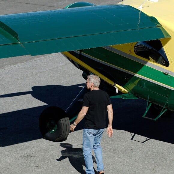 Exclusif - Harrison Ford aux commandes de son avion à l'aéroport de Santa Monica. Le 1er février 2013