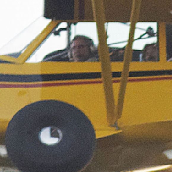 Harrison Ford survole Miami dans un avion bimoteur le 8 Janvier 2013.