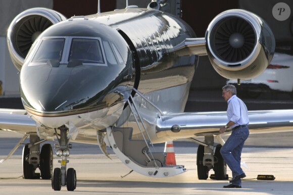 Exclusif - Harrison Ford, sa femme Calista Flockhart et leur fils Liam embarquent à bord de leur jet privé à Santa Monica, le 21 novembre 2012.