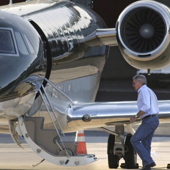 Exclusif - Harrison Ford, sa femme Calista Flockhart et leur fils Liam embarquent à bord de leur jet privé à Santa Monica, le 21 novembre 2012.