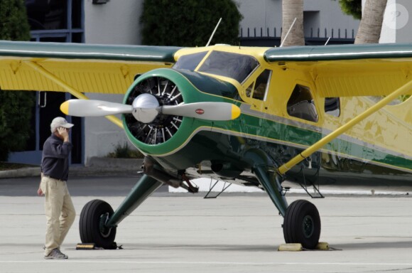 Exclusif - Harrisson Ford vérifie son avion avant de décoller à Los Angeles le 10 octobre 2012.
