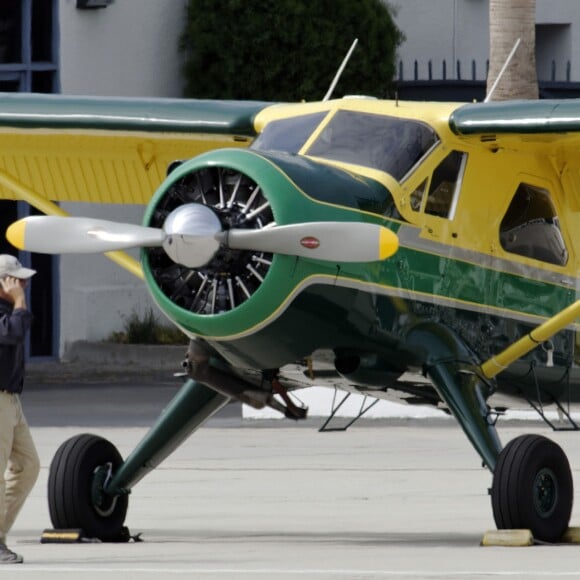 Exclusif - Harrisson Ford vérifie son avion avant de décoller à Los Angeles le 10 octobre 2012.