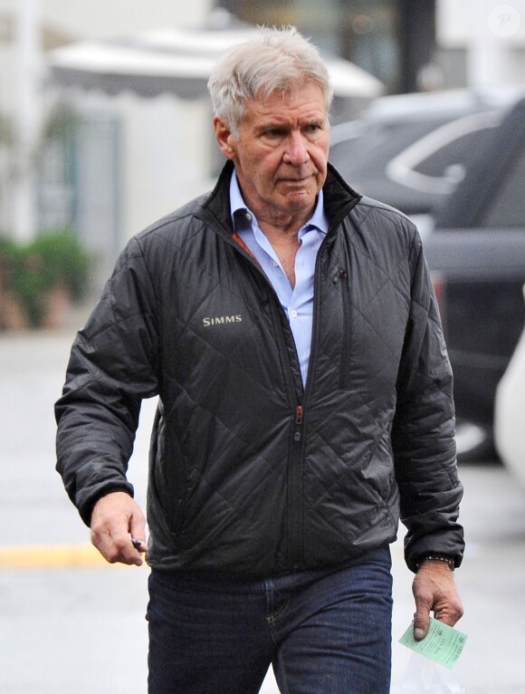 Exclusif - Harrison Ford fait du shopping sous la pluie à Beverly Hills, le 10 février 2017