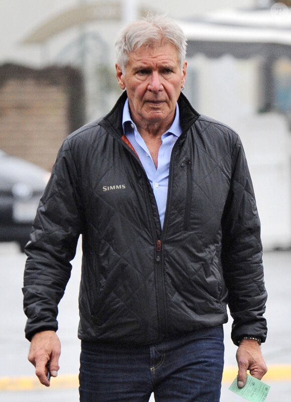 Exclusif - Harrison Ford fait du shopping sous la pluie à Beverly Hills, le 10 février 2017