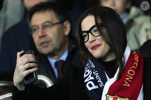 Liv Tyler fait des selfies au match de Ligue des Champions, 8ème de finale, Paris Saint-Germain contre le FC Barcelona au parc des Princes à Paris, France, le 14 février 2017. Le PSG a remporté le match sur le score de 4-0. © Cyril Moreau/Bestimage