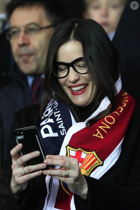 Liv Tyler fait des selfies au match de Ligue des Champions, 8ème de finale, Paris Saint-Germain contre le FC Barcelona au parc des Princes à Paris, France, le 14 février 2017. Le PSG a remporté le match sur le score de 4-0. © Cyril Moreau/Bestimage