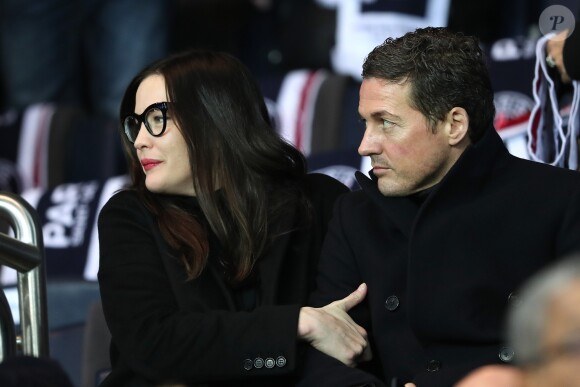 Liv Tyler et son compagnon David Gardner assistent au match de Ligue des Champions, 8ème de finale, Paris Saint-Germain contre le FC Barcelona au parc des Princes à Paris, France, le 14 février 2017. Le PSG a remporté le match sur le score de 4-0. © Cyril Moreau/Bestimage
