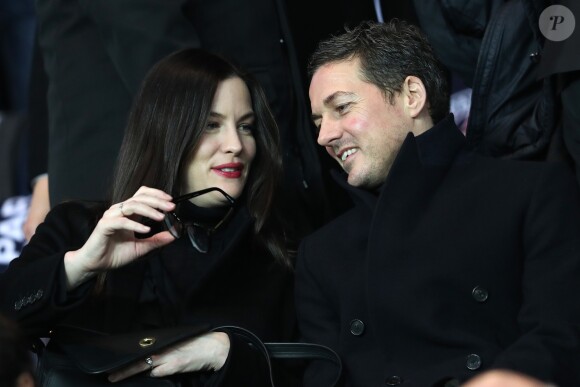 Liv Tyler et son compagnon David Gardner assistent au match de Ligue des Champions, 8ème de finale, Paris Saint-Germain contre le FC Barcelona au parc des Princes à Paris, France, le 14 février 2017. Le PSG a remporté le match sur le score de 4-0. © Cyril Moreau/Bestimage